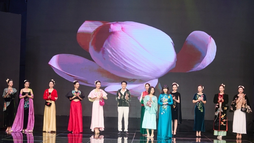 NTK Ngọc Lan tôn vinh nghề thêu thủ công truyền thống qua BST "Tơ Xưa"