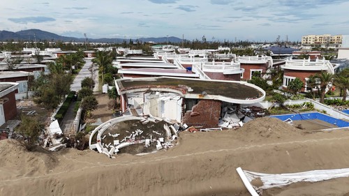 Khu du lịch ven biển Hà Tĩnh bị thiệt hại nặng nề sau bão số 10