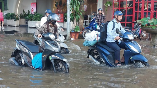 Mưa lớn đến 11 giờ ngày 7/10, Hà Nội cảnh báo hơn 100 điểm ngập úng