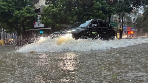 VIDEO Hà Nội mưa lớn, nhiều tuyến đường ngập lụt