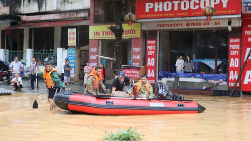 Lực lượng chức năng tỉnh Cao Bằng hỗ trợ người dân trong bão lũ