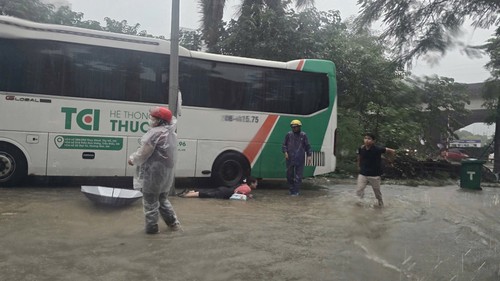 Xử lý sự cố rò điện ở khu vực ngập nước trên phố Hà Nội