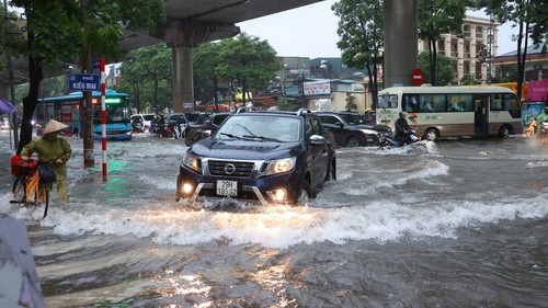Cập nhật tình hình các tuyến phố Hà Nội ngập sâu