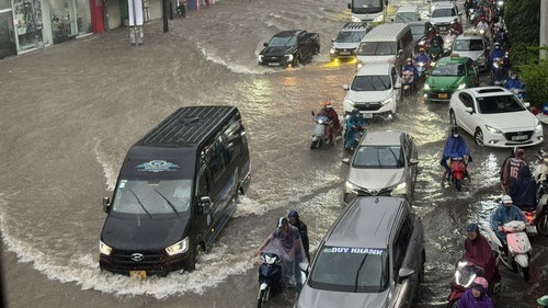 Hà Nội kích hoạt các phương án ứng phó, tập trung tiêu úng tại 90 vị trí ngập nước