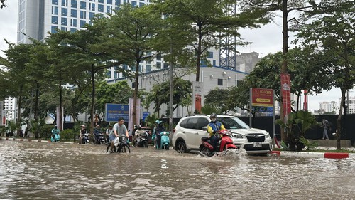 Nhiều tuyến đường tại Hà Nội vẫn ngập sâu