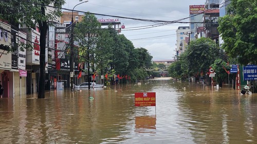 Nhiều tuyến phố trung tâm tỉnh Thái Nguyên vẫn ngập sâu trong nước