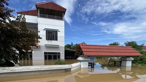 Hà Nội: Khẩn trương sơ tán người dân vùng ngập lụt tại xã Trung Giã đến nơi an toàn