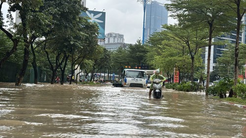Hà Nội vẫn còn nhiều điểm ngập sâu, giao thông khó khăn