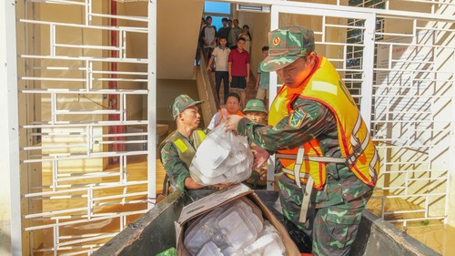 Hướng dẫn người dân sử dụng thực phẩm an toàn, phòng chống ngộ độc trong bão, lụt