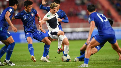 Bị đối thủ kéo rách áo, Supachok vẫn thi đấu năng nổ và giúp ĐT Thái Lan chiến thắng