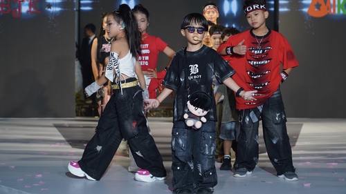 "Em bé chất" Xệ Xệ tự tin thể hiện trên sàn diễn thời trang