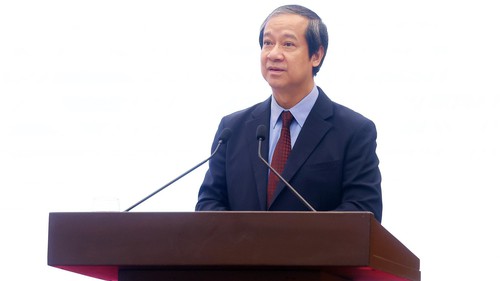 Chuyển mạnh từ nền giáo dục trang bị kiến thức sang phát triển năng lực người học