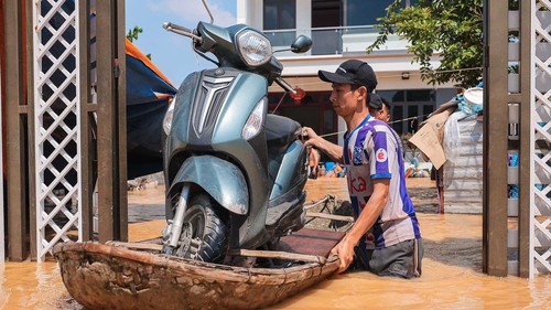 Hình ảnh nước sông Cầu dâng cao, nhiều xã chìm trong biển nước, người dân di dời tài sản