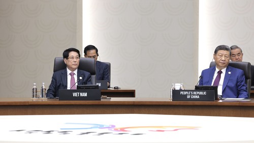 Chủ tịch nước Lương Cường dự Phiên họp thứ 2 Hội nghị Cấp cao APEC lần thứ 32