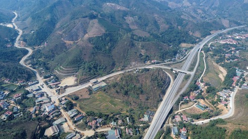 Thí điểm phân làn trên cao tốc Nội Bài - Lào Cai: Giảm nguy cơ va chạm, hạn chế ùn tắc