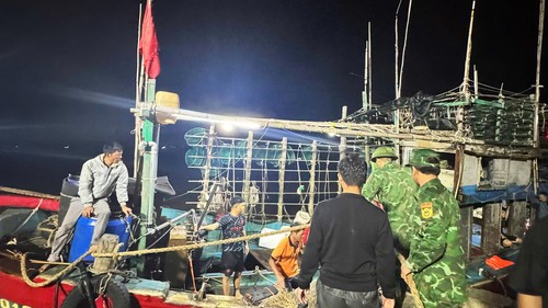 Ứng cứu 7 thuyền viên gặp nạn trên biển