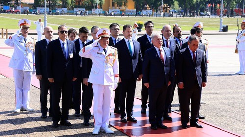 Quốc vương Jordan Abdullah II Ibn Al Hussein vào Lăng viếng Chủ tịch Hồ Chí Minh