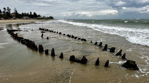 Hình ảnh tàu gỗ cổ tại bãi biển Hội An, Đà Nẵng