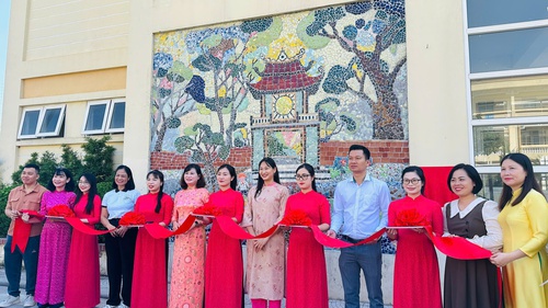 Tranh Văn Miếu từ vật liệu tái chế: Nghệ thuật tái sinh bước vào sân trường Tiểu học Liên Mạc