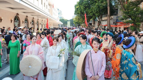 Hơn 1.000 người tái hiện dòng chảy lịch sử rực rỡ tại Hà Nội