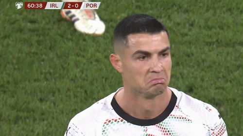 Ronaldo chỉ thiếu mỗi... 'cắn người'