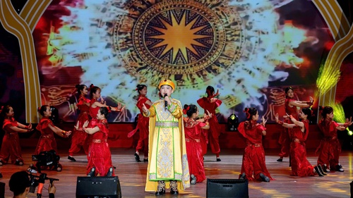 Cậu bé hát Opera 13 tuổi gây chú ý với hai bản mashup mang tinh thần dân tộc