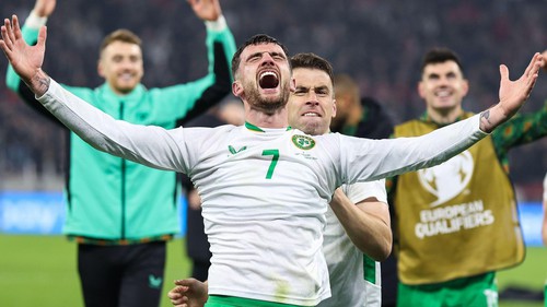 Khoảnh khắc bùng nổ khi cựu tiền đạo Ngoại hạng Anh lập hat-trick giúp đội nhà giành vé play-off World Cup 2026