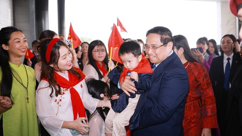 Thủ tướng gặp cán bộ Đại sứ quán và cộng đồng người Việt Nam tại Kuwait