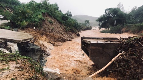Cầu Nước Bao, Quảng Ngãi bị gãy, hơn 280 hộ dân bị cô lập