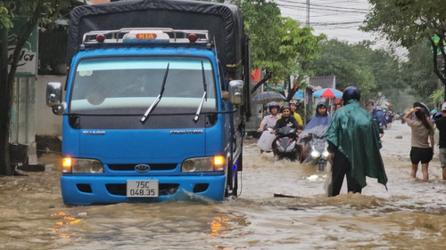 Mưa lớn còn tiếp diễn, đường phố Huế lại bị ngập sâu