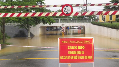 Huế: Lũ trên sông Hương dâng cao do mưa lớn