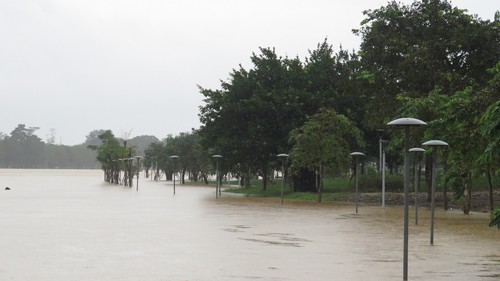 Nhiều tuyến đường vùng núi ở Huế bị ngập và sạt lở do mưa lớn