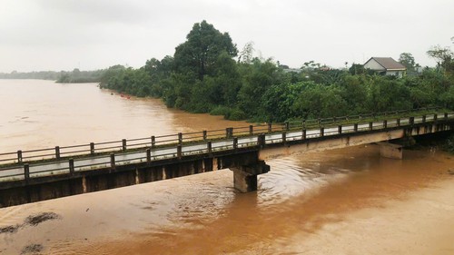 Lũ trên sông Thạch Hãn dâng cao gây ngập lụt nhiều điểm