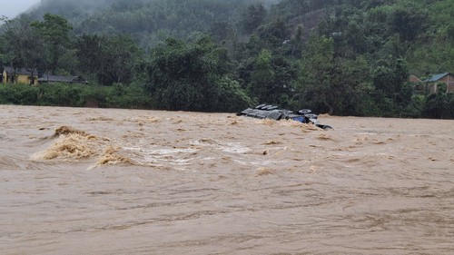 Xe container vượt ngầm tràn bị lũ cuốn trôi mất tích tại Quảng Trị