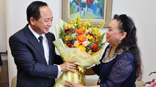 Trưởng Ban Tuyên giáo và Dân vận Trung ương chúc mừng Nhà giáo Nhân dân Trần Thu Hà