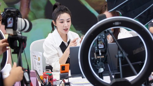 Trung Quốc: KOLs phải có bằng cấp chuyên môn khi đăng thông tin về y tế, giáo dục