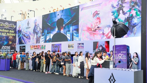 Hội chợ mùa Thu 2025: Gian hàng phần mềm, game thu hút đông đảo bạn trẻ