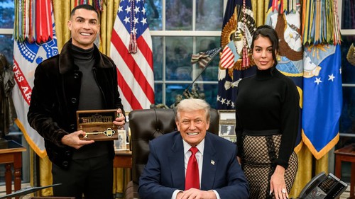 Hôn thê Ronaldo khoe nhẫn 3 triệu USD khi chụp ảnh cùng Donald Trump