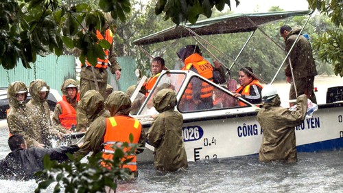 Đắk Lắk cứu hộ, di dời người dân ra khỏi vùng ngập