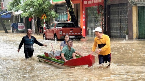 Đắk Lắk tiếp tục cứu thêm hàng trăm hộ dân ngập sâu
