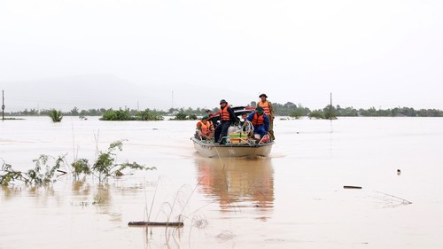 VIDEO hiện trường ngập lụt ở miền Trung: Nỗ lực di tản người dân, căng mình ứng phó nguy cơ sạt lở