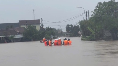 Chuyên gia khuyến cáo gì về 100 can axit sunfuric bị lũ cuốn trôi?