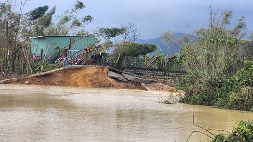 Đê Luật Lễ vỡ khiến hàng trăm nhà dân chìm trong nước lũ