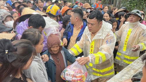 Đắk Lắk: Nước lũ rút, tiếp cận người dân cung cấp lương thực