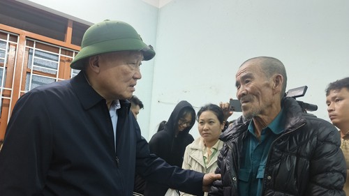 Phó Thủ tướng Thường trực thăm, tặng quà nhân dân vùng lũ Đắk Lắk