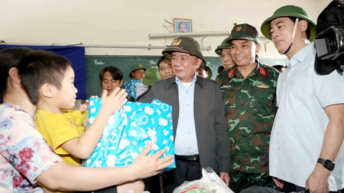 Các đồng chí lãnh đạo thăm hỏi bà con vùng lũ