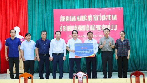 Thường trực Ban Bí thư thăm nhân dân vùng lũ tỉnh Khánh Hoà