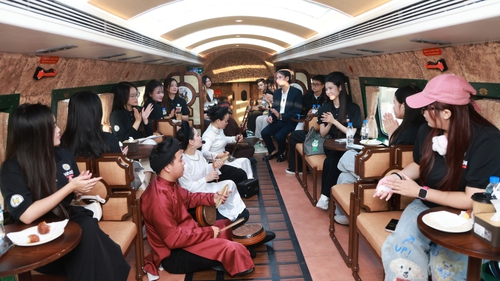 Dàn thí sinh Tiếng hát Hà Nội 2025 trải nghiệm văn hoá trên chuyến tàu di sản