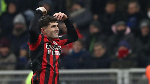 Thắng kịch tính Inter, AC Milan vươn lên thứ 2 tại Serie A