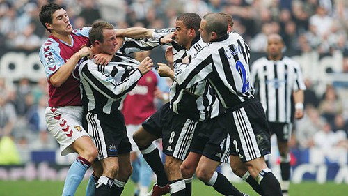 Những vụ cầu thủ xô xát với chính đồng đội nổi tiếng trong lịch sử bóng đá